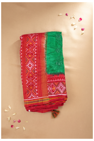 Elegant Green And Red Cotton Bandhani Saree With Patola Ikat Border