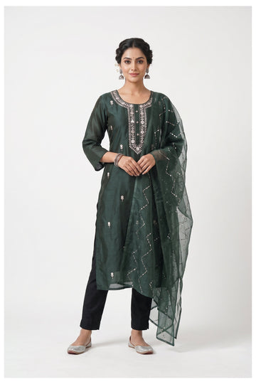 Emerald Green Embroidered Kurta Pant Set With Organza Dupatta